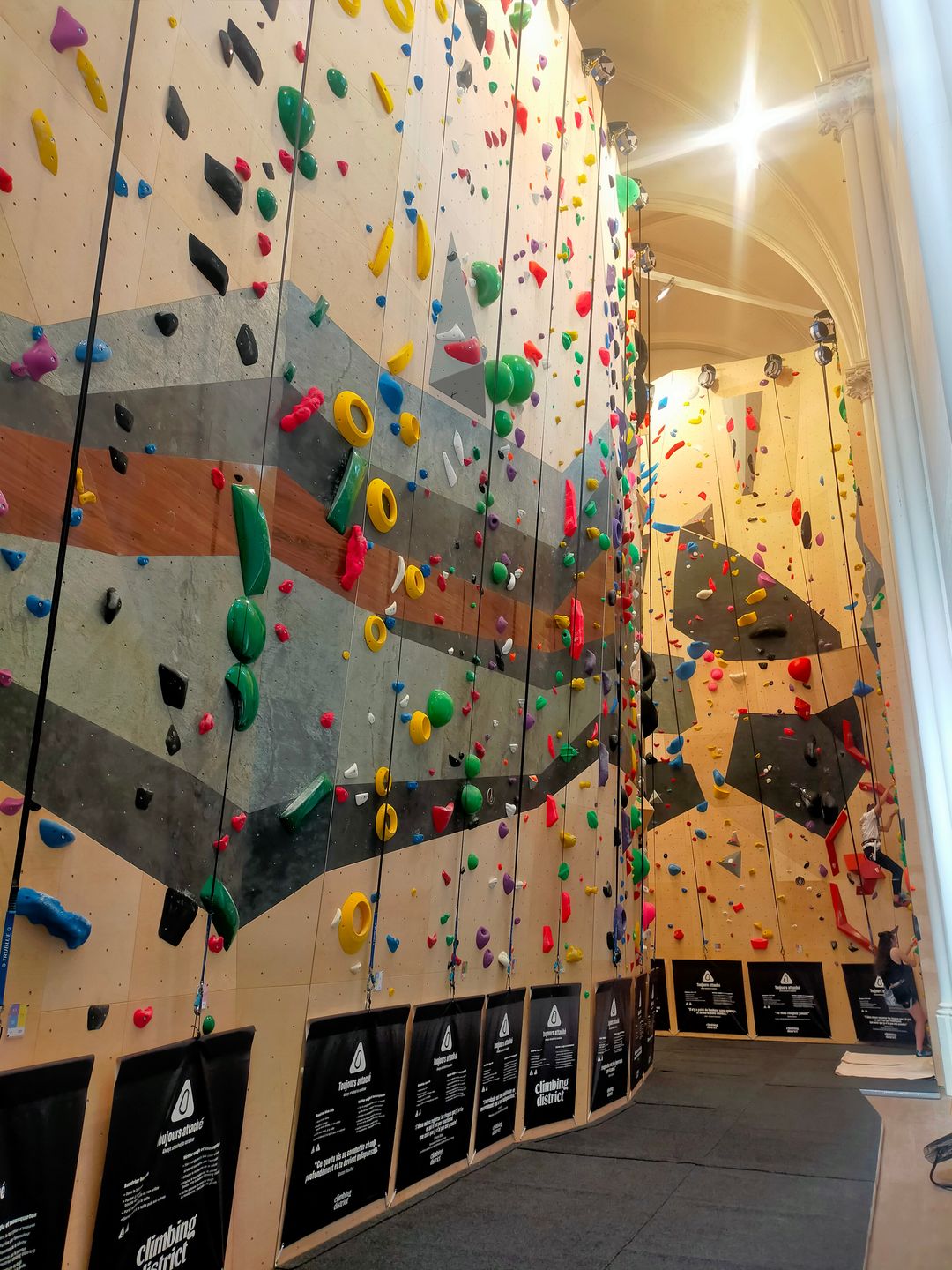 Öffnen Sie das Institutionsbild im Vollbildmodus